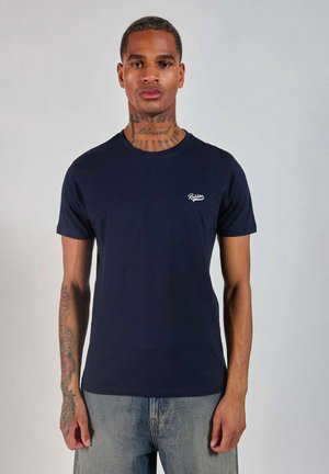 T-shirt bleu marine à manches courtes en coton, arborant un petit logo blanc sur le côté gauche de la poitrine, un col rond et une coupe classique.