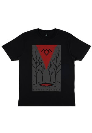Schwarzes T-Shirt mit einem grafischen Design eines roten dreieckigen Motivs mit Bäumen, grauem Hintergrund und dem Text "TWIN PEAKS" am unteren Rand.