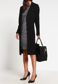 United Colors of Benetton Trenchcoat - black