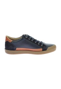 Scarpa in pelle e camoscio blu navy con accento marrone e suola in gomma. Punta arrotondata, design con lacci e corpo testurizzato con pannelli a contrasto.