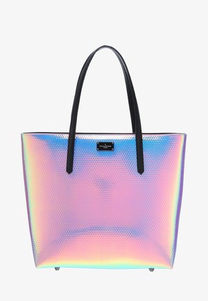 Bolso tote holográfico con una superficie texturizada e iridiscente, que cuenta con asas de cuero negro y una forma rectangular.