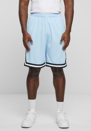 Shorts de sport bleu clair avec des rayures sur le côté noires et blanches, faits en tissu respirant, dotés d'une taille élastique et d'une coupe ample.
