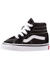 Schwarzer High-Top-Sneaker mit weißen Schnürsenkeln, weißem Seiten-Swoosh, schwarzem Stich und einer weißen Gummisohle mit einem roten Akzent an der Ferse.