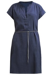 Robe à manches courtes bleu marine avec un col en V, une coupe ample et une ceinture fine tressée blanche et bleu marine nouée à la taille.