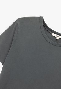 Dunkelgraues Baumwoll-T-Shirt mit kurzen Ärmeln, Rundhalsausschnitt und glatter Textur. Mit einem Etikett im inneren Halsbereich.