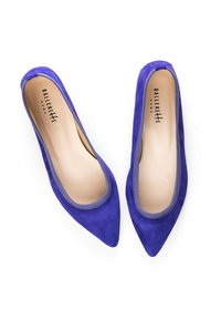 Bailarinas de ante moradas con punta afilada y un diseño sin costuras, así como un interior suave. Cuenta con un ribete de tela contrastante alrededor de la abertura.
