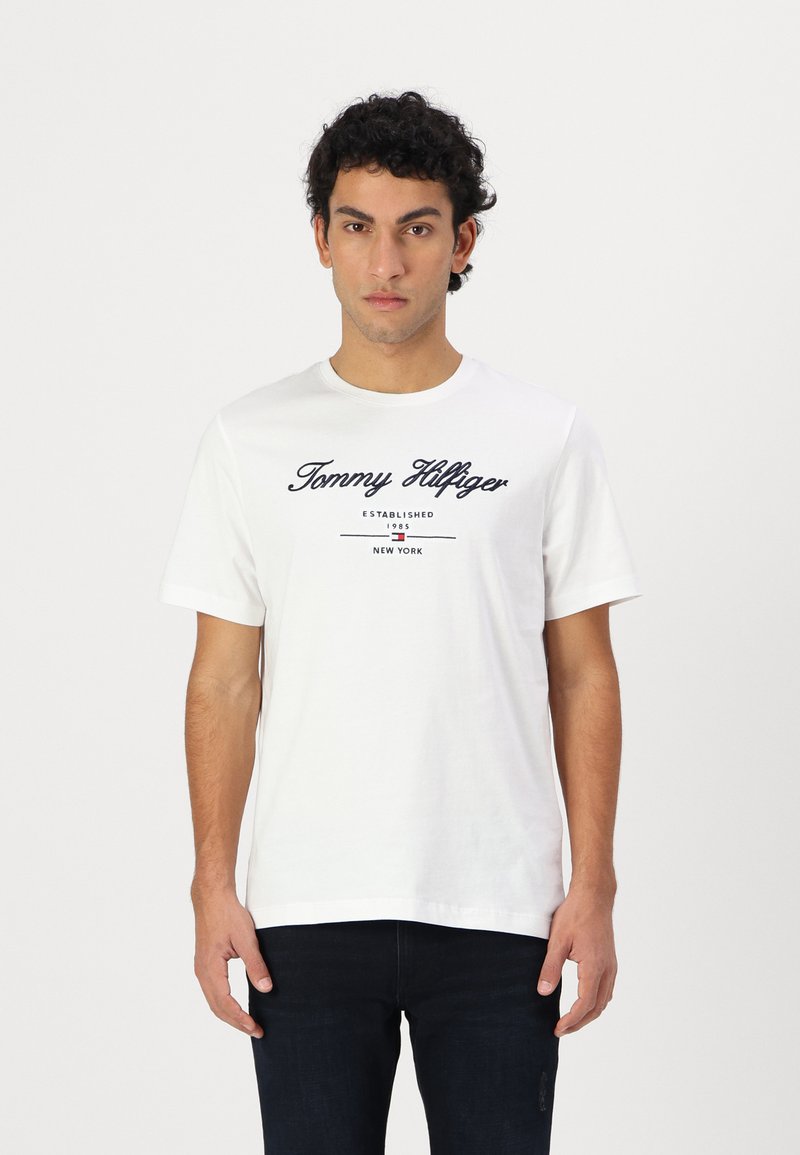Tommy Hilfiger - SCRIPT LOGO TEE - T-shirt imprimé - white, Agrandir