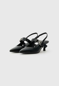 Svart lackläder slingbackklackar med spetsiga tår, smala remmar, silverfärgade detaljer och en liten klack i blockformat.