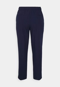 Námořnické modré kalhoty s flexibilním pasem, dvěma zadními kapsami, rovnými nohavicemi a hladkým povrchem. Vhodné pro neformální nebo pohodlné nošení.