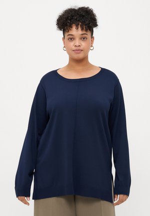 Marineblå langermet genser i mykt materiale, med bred halsåpning, senkede skuldre og en avslappet passform med ribbestrikket kant og mansjetter.