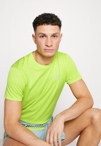 ASICS CORE TOP - T-shirt de sport - lime zest