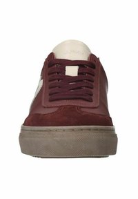 Bordeaux leren sneakers met een suède neuskap, een gestructureerde rubberen zool en crème accenten op de tong en zijkant. Voorzien van dikke veters.