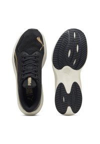 Schwarze Sportschuhe mit goldenen Akzenten, Obermaterial aus Mesh, flachen Schnürsenkeln und einer strukturierten Sohle mit gemustertem Profil für Grip und Unterstützung.