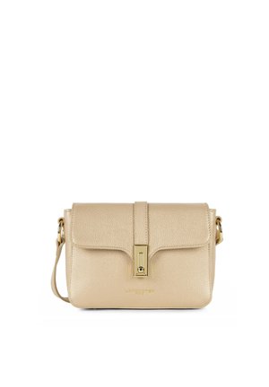 Sac bandoulière en cuir beige à texture grainée, fermoir rectangulaire doré et bandoulière ajustable sur fond blanc.