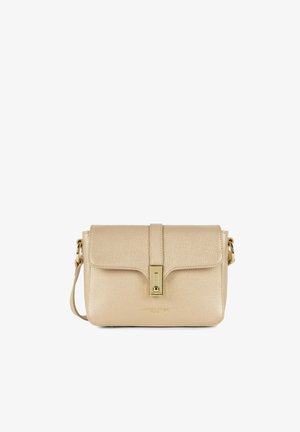 Sac bandoulière en cuir beige à texture grainée, fermoir rectangulaire doré et bandoulière ajustable sur fond blanc.
