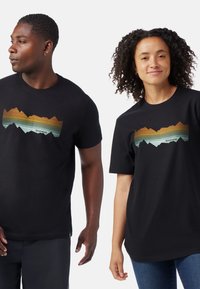 Czarne bawełniane t-shirty z motywem kolorowej góry, o gładkiej fakturze i luźnym kroju. Dostępne w różnych rozmiarach.