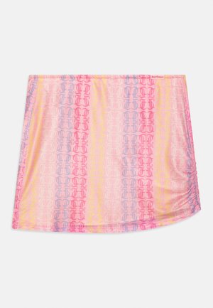 Pink mininederdel med rynket side, med vertikale flerfarvede striber og gentagende monogrammønster, Juicy Couture mærkat på øverste kant.