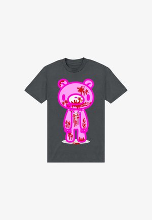 Dunkelgraues T-Shirt mit einer hellpinkfarbenen Cartoon-Bären-Grafik, die auf der Vorderseite mit roten Farbspritzern bedeckt ist.