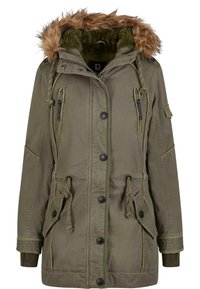 Parka d'hiver verte avec capuche bordée de fourrure, fermeture à boutons et fermeture éclair à l'avant, poches poitrine zippées, taille ajustable par cordon de serrage et cordons à la capuche.
