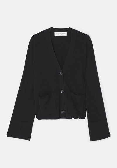 Cardigã preto feito de material de malha, apresentando um decote em V, cinco botões, dois bolsos frontais e punhos canelados.