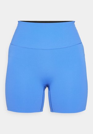 Visoko pasovi modri atletski šortsi z gladko teksturo in šivi, z odprtim sprednjim dizajnom in črnim pasom.