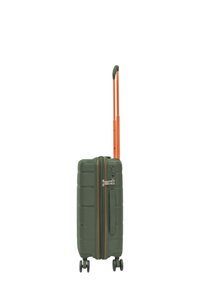 Valigia rigida verde con zip arancioni, manico estensibile arancione e quattro ruote per la mobilità. Presenta una serratura combinata sul lato.