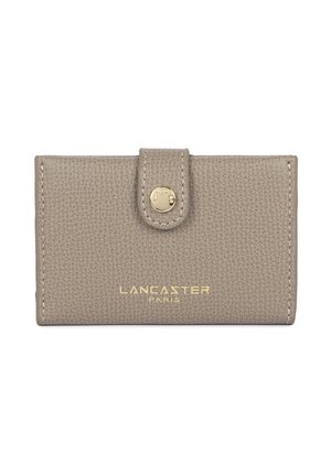 Portefeuille en cuir beige texturé avec bouton-pression doré et logo doré "Lancaster Paris" sur le devant, design rectangulaire et compact.