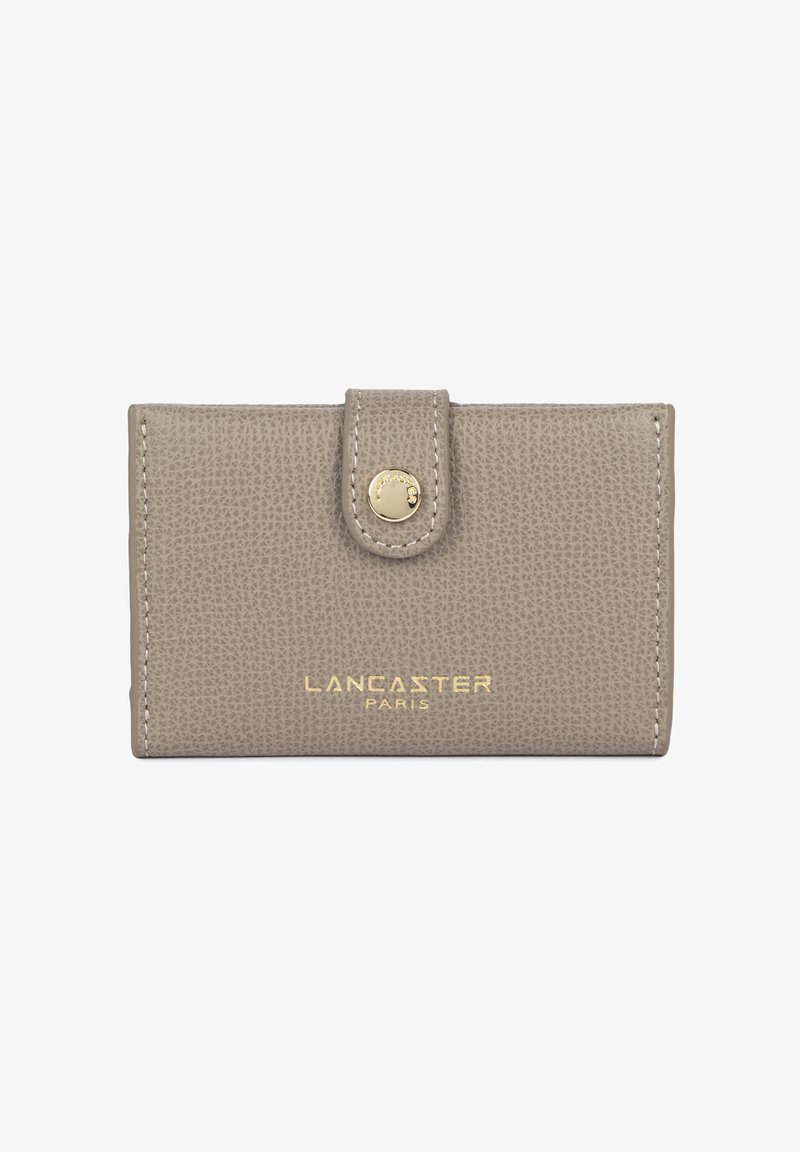 Portefeuille en cuir beige texturé avec bouton-pression doré et logo doré "Lancaster Paris" sur le devant, design rectangulaire et compact.