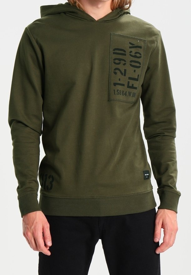 Oliivinvihreä huppari, jossa on etutasku painetuin yksityiskohdin, pitkät hihat sekä resorit hihansuissa ja helmassa lisättyä tekstuuria varten.