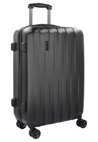 Valigia rigida nera con scanalature verticali, manico telescopico, quattro ruote e accento del logo. Superficie liscia, forma rettangolare compatta.