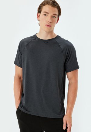 Camiseta de hombre de manga corta y cuello redondo en gris oscuro, hecha de una tela ligera y suave, con un corte relajado y mangas raglán.