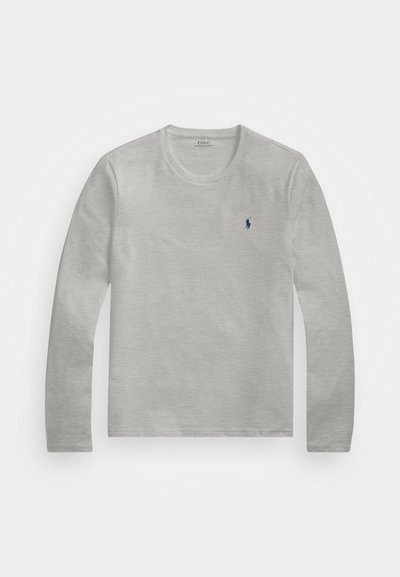 Ανοιχτό γκρι μακρυμάνικο μπλουζάκι φτιαγμένο από μαλακό βαμβάκι. Διαθέτει στρογγυλή λαιμόκοψη και ένα μικρό μπλε λογότυπο στην αριστερή περιοχή του στήθους.