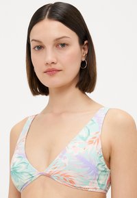 Triangel bikini-top i lys aqua-stoff med blomster mønstre i rosa, lavendel og grønn; justerbare stropper og myk tekstur.