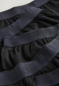 Čierne boxerky s tmavosivým elastickým pásom s logom "NEXT". Materiál vyzerá hladko a jemne, so zberaným detailom v páse.