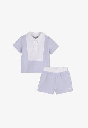 Polo- und Shorts-Set aus hellblau gestreiftem Stoff. Das Polo hat einen weißen Kragen und eine Knopfleiste mit drei Knöpfen; die Shorts verfügen über einen elastischen Bund.