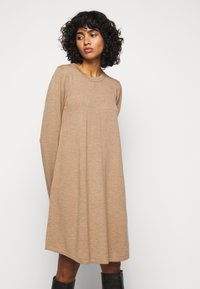 Repeat DRESS MERINO - Vestido de malha - camel