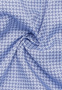 Tessuto di cotone con un motivo geometrico ripetitivo in blu e bianco, caratterizzato da una delicata texture e una leggera caduta.
