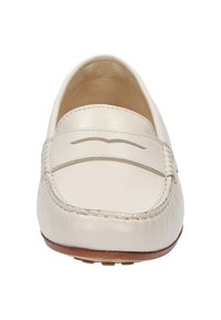 Beige leren instappers met stiksel, ronde neus en een gladde bovenkant. Bruine rubberen zool met kleine gripnoppen.