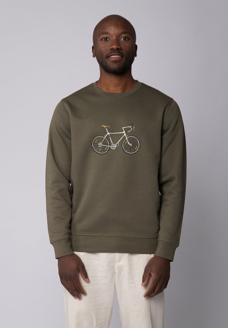 Olijfgroene sweatshirt met een witte fietsafbeelding met oranje accenten, ronde hals en geribbelde manchetten, gemaakt van een zachte, gestructureerde stof.