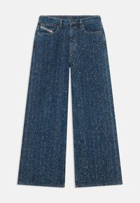 Jean large en denim bleu foncé, avec un tissage texturé visible, deux poches avant et une fermeture à bouton frontal.