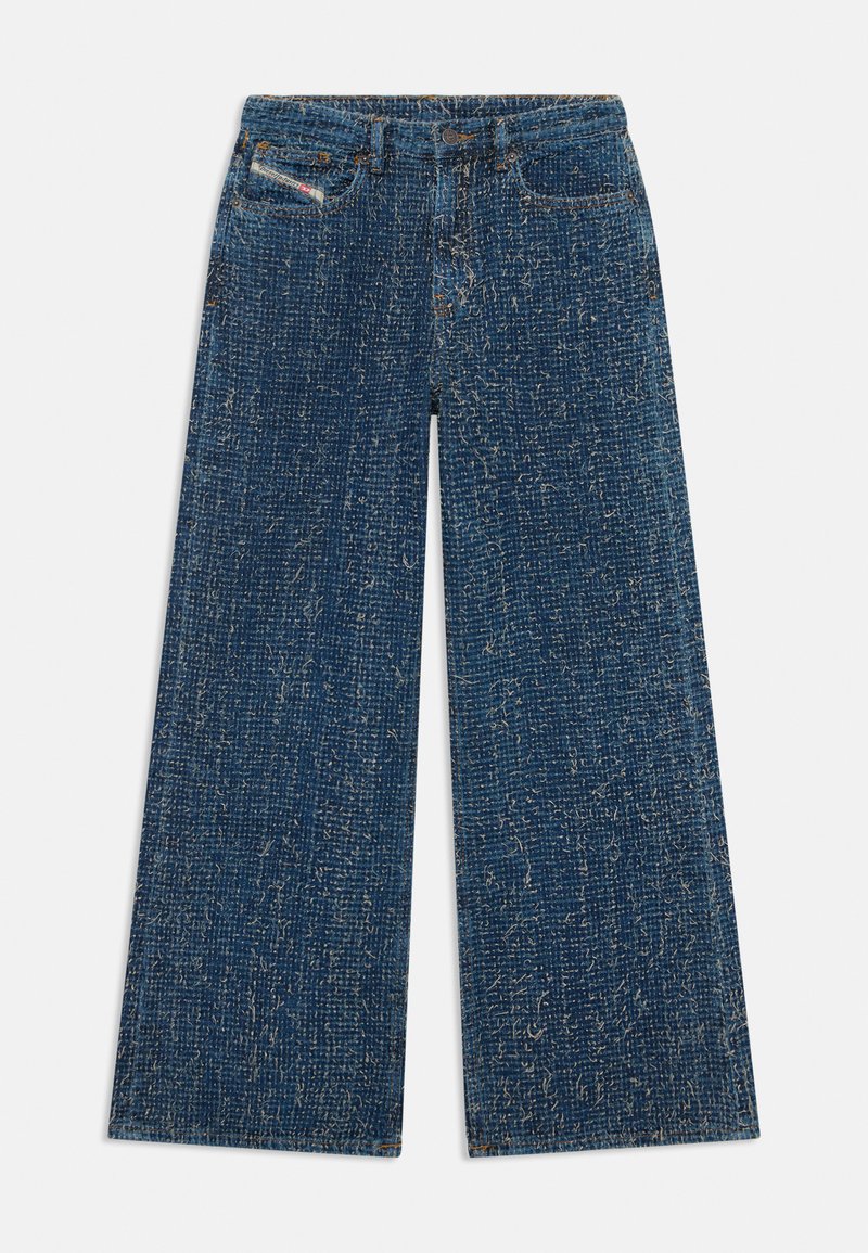 Jean large en denim bleu foncé, avec un tissage texturé visible, deux poches avant et une fermeture à bouton frontal.