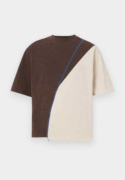 Bruine en beige gekleurde color-blocked t-shirt met een ronde halslijn en korte mouwen. Bevat een blauwe accentsteek langs de naad.