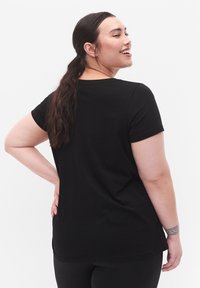 Active by Zizzi TRAININGS - T-shirt imprimé - black w winner
