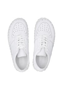Weiße Sneakers mit Obermaterial aus strukturiertem Leder, perforiertem Zehenbereich, Schnürsystem und einer robusten weißen Gummisohle. Verfügt über minimalistische Designelemente.