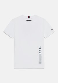 Weißes Baumwoll-T-Shirt mit Rundhalsausschnitt, kurzen Ärmeln und einem vertikalen Logo-Druck in Schwarz auf der linken Seite. Enthält einen kleinen Logo-Akzent.