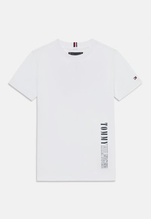T-shirt en coton blanc avec un col rond, des manches courtes et un imprimé vertical du logo en noir sur le côté gauche. Comprend un petit accent logo.