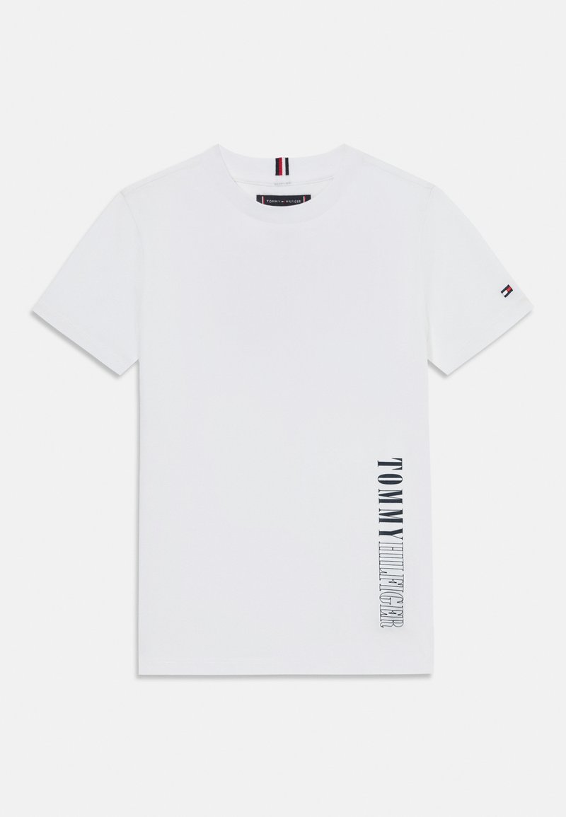 Weißes Baumwoll-T-Shirt mit Rundhalsausschnitt, kurzen Ärmeln und einem vertikalen Logo-Druck in Schwarz auf der linken Seite. Enthält einen kleinen Logo-Akzent.