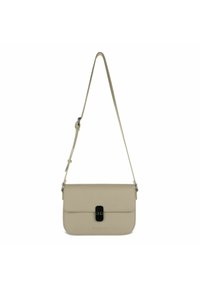 Bolso bandolera de cuero beige con cierre de solapa, acentos en hardware negro y correa ajustable. Textura suave, forma rectangular.