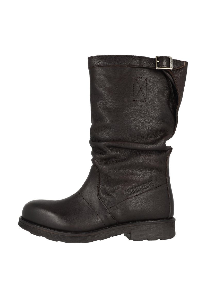 Brązowy skórzany kozaki sięgające do kolan z pomarszczoną fakturą, przeszyciami i ozdobną klamrą. Płaska gumowa podeszwa dla wygody noszenia.