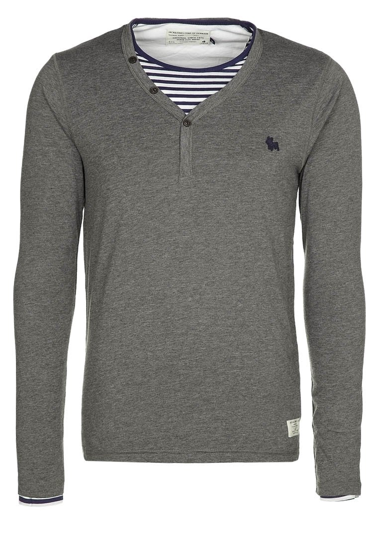 Maglietta henley grigia a maniche lunghe con tre bottoni e maglietta a righe blu navy e bianca visibile all'collo e ai polsini.